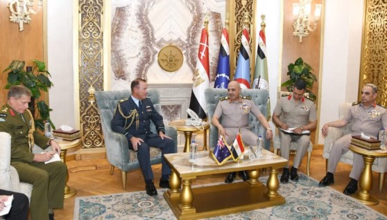 الفريق أحمد خليفة رئيس أركان حرب القوات المسلحة يلتقي قائد قوة دفاع نيوزيلندا