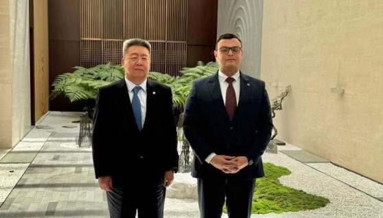 وزير الإسكان يلتقي رئيس شركة "CSCEC" الصينية ببكين