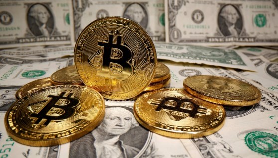 الدولار والبيتكوين