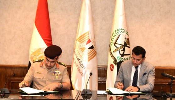 وزير الشباب والرياضة وقائد قوات الدفاع الشعبي والعسكري 
