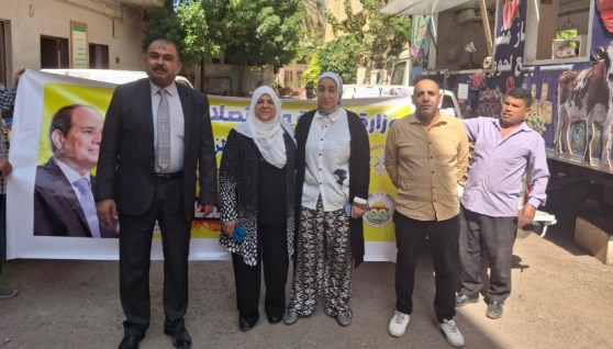 جانب من افتتاح 7 منافذ متحركة  لبيع منتجاتها بأسعار مخفضة 