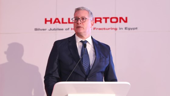 وزير البترول من احتفالية هاليبرتون