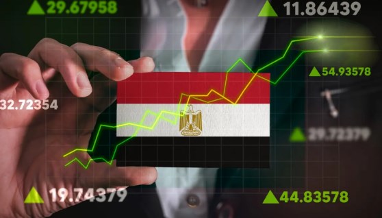 مصر بين اقتصادين، رسمي يعاني وغير رسمي يزدهر.. هل يكون التحول الرقمي هو الحل؟