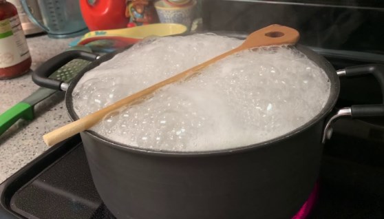 استخدام ملعقة خشبية أثناء الطهى
