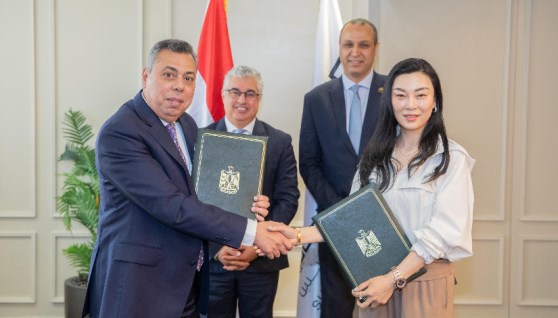 رئيس اقتصادية قناة السويس يشهد توقيع عقد مشروع جديد