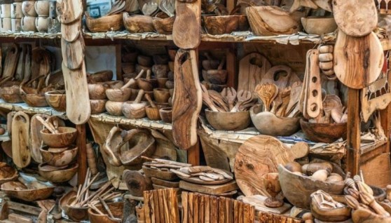 صناعة الأثاث من شجر الزيتون
