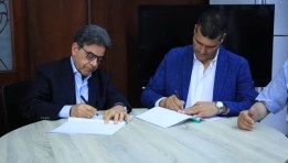 جانب من توقيع البروتوكول