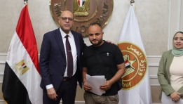 وزير العمل يُسلم عقود عمل للمتقدمين على فرص عمل 