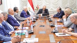 وزير العمل مع وفدًا من "الجمعية المصرية"