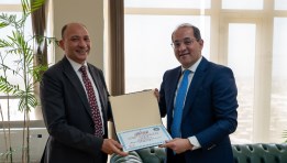 وزير المالية يكرم  الدكتور محمود صقر 