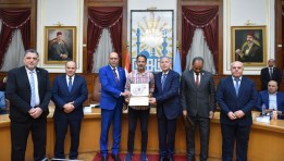 وزير العمل يُكرم موظف بالوزارة