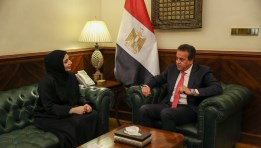 وزير الصحة مع المدير التنفيذي للمنشآت الصحية بدولة الإمارات