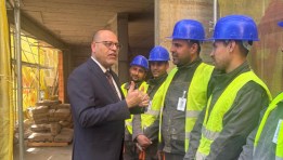 وزير العمل مع العمال المصريين