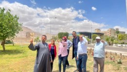 المهندسة أسماء مخلوف خلال جولتها بالمنطقة الصناعية بعتاقة