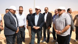 وزير الإسكان يبدأ جولة لمتابعة مشروعات الساحل الشمالي الغربي