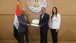 وزير الكهرباء يسلم احدى شهادات التأهيل