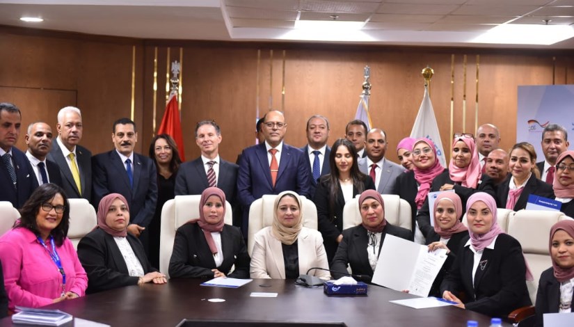وزير العمل يُسلم شهادات دولية للخريجين وزير العمل يُسلم شهادات دولية للخريجين