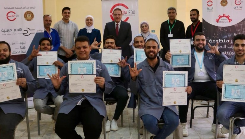 وزارة العمل تسلم الشهادات وزارة العمل تسلم الشهادات