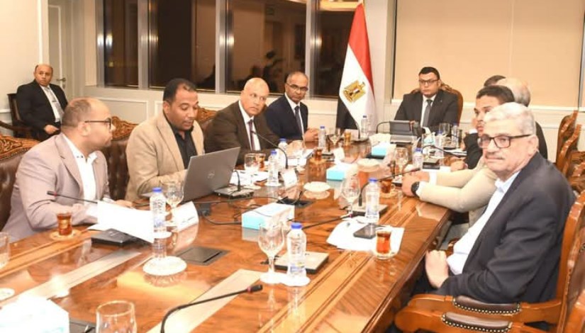 جانب من اجتماع وزير الإسكان مع هيئة المجتمعات العمرانية الجديدة جانب من اجتماع وزير الإسكان مع هيئة المجتمعات العمرانية الجديدة
