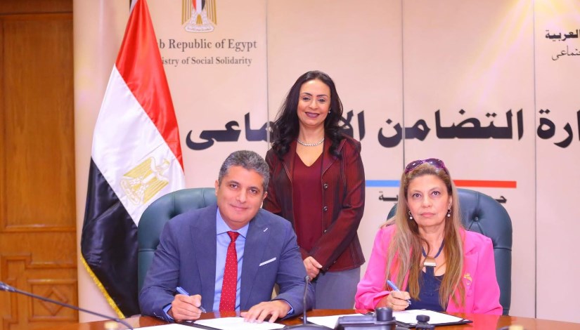 جانب من توقيع البروتوكول جانب من توقيع البروتوكول