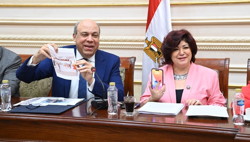 جانب من اجتماع اللجنة جانب من اجتماع اللجنة