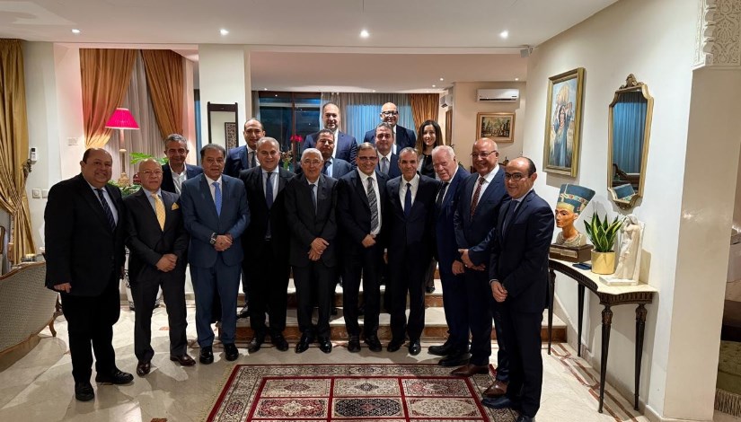 الدكتور بدر عبد العاطي مع مجموعة من كبار رجال الأعمال الدكتور بدر عبد العاطي مع مجموعة من كبار رجال الأعمال
