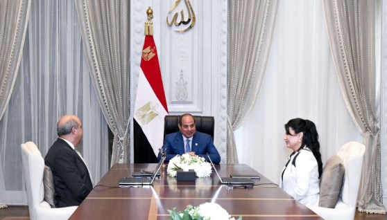الرئيس السيسي مع وزير الطيران المدني 