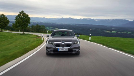 سيارة BMW 520i Luxury