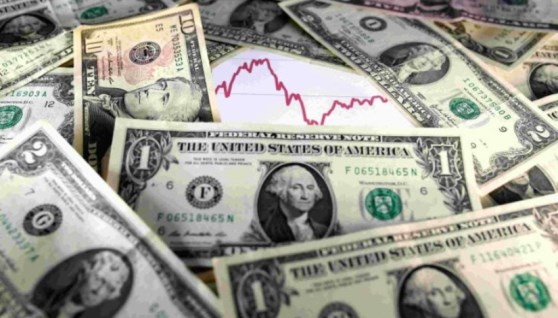 الدولار يتراجع وسط بيانات اقتصادية ضعيفة واستمرار الضبابية التجارية
