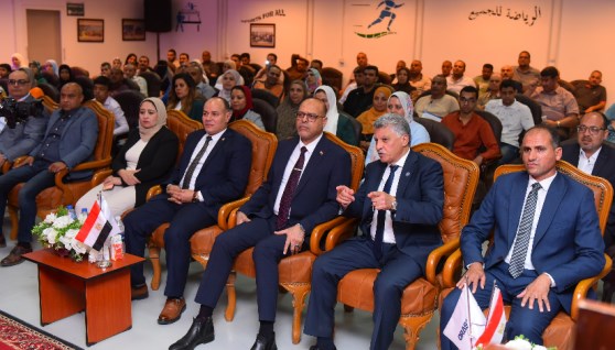 وزير العمل يُسلم 50 عقد لذوي همم 