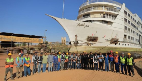 رفع أكبر فندق عائم ببحيرة ناصر في محافظة أسوان