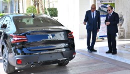 الرئيس يتفقد سيارات ستروين C4X