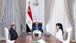 الرئيس السيسي مع وزير الطيران المدني 