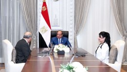 الرئيس السيسي مع وزير الطيران المدني