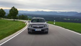 سيارة BMW 520i Luxury