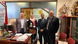 مامور جمرك بالمطار يعثر على مبلغ مالي كبير ويتم تسليمة لراكبة مصرية
