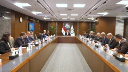 وزير البترول من لقائه من الاقتصاديين والصحفيين 