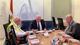 وزير الطيران المدني من داخل غرفة العمليات وإدارة الأزمات بمطار القاهرة الدولي