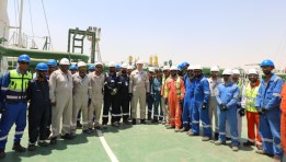 وزير البترول خلال تفقد سفينة التغييز Energos Eskimo
