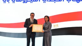 الدكتور خالد عبدالغفار يتسلم  شهادة دولية من منظمة الصحة