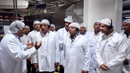 جانب من زيارة رئيس مجلس الوزراء لمصنع شركة بيتي 