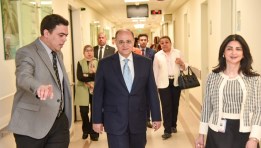الدكتور علي الغمراوي خلال زيارته لمستشفى أهل مصر لعلاج الحروق