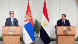 رئيس الوزراء خلال مؤتمر صحفي مع نظيره الصربي