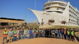 رفع أكبر فندق عائم ببحيرة ناصر في محافظة أسوان
