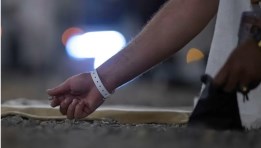 حاج يجمع الجمرات في مزدلفة