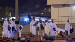 الحجاج يجمعون الجمرات في مزدلفة