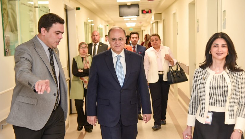 الدكتور علي الغمراوي خلال زيارته لمستشفى أهل مصر لعلاج الحروق الدكتور علي الغمراوي خلال زيارته لمستشفى أهل مصر لعلاج الحروق