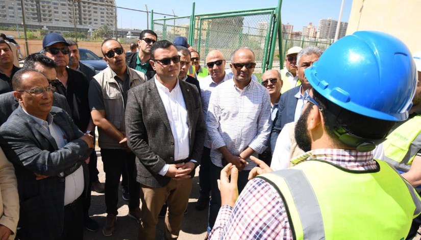 وزير الإسكان خلال تفقد محطة التنقية الشرقية لمعالجة الصرف الصحي وزير الإسكان خلال تفقد محطة التنقية الشرقية لمعالجة الصرف الصحي