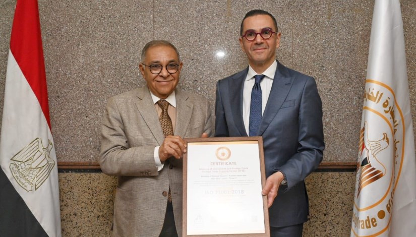 وزير الاستثمار والتجارة الخارجية أثناء تسلم شهادة الـISO وزير الاستثمار والتجارة الخارجية أثناء تسلم شهادة الـISO