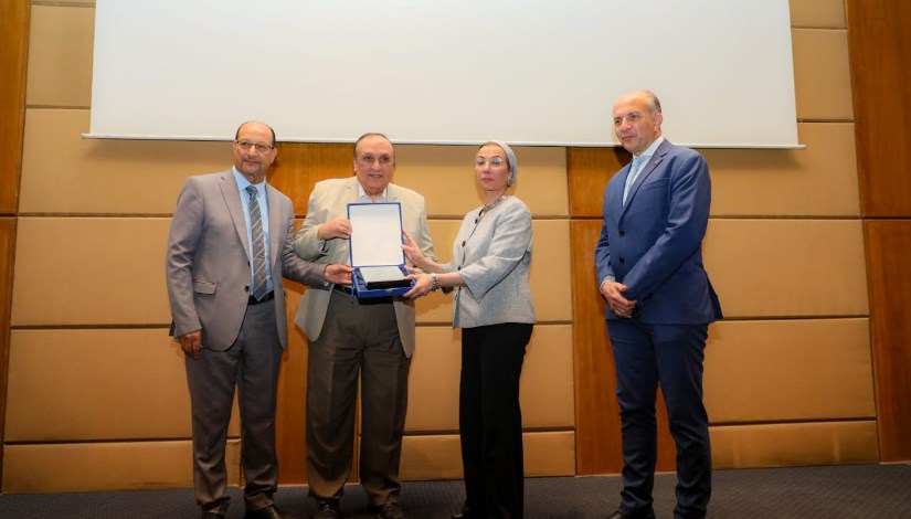 وزيرة البيئة تسلم جوائز التميز للصحفيين الفائزين في مسابقة الصناعة الخضراء وزيرة البيئة تسلم جوائز التميز للصحفيين الفائزين في مسابقة الصناعة الخضراء